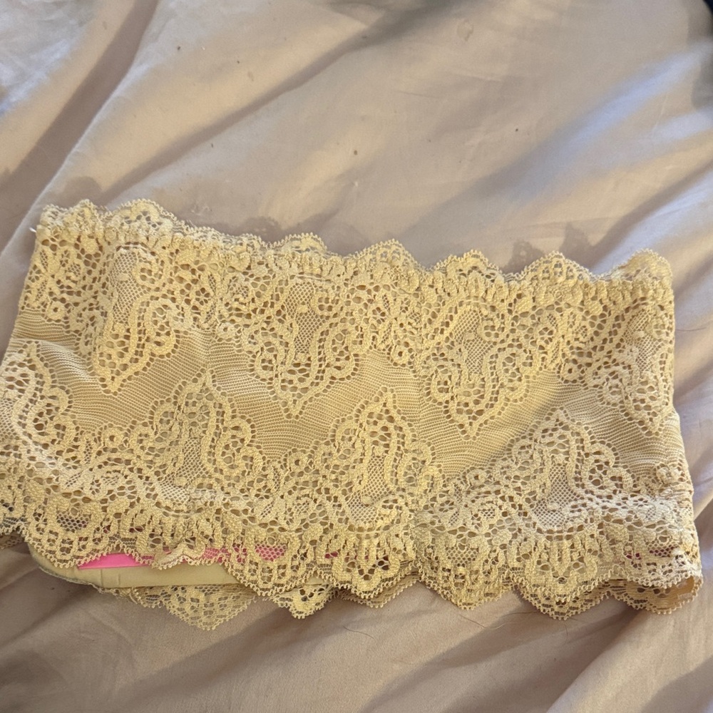 Lacy cream colored garter w/ pockets that seamlessly hides small personal items